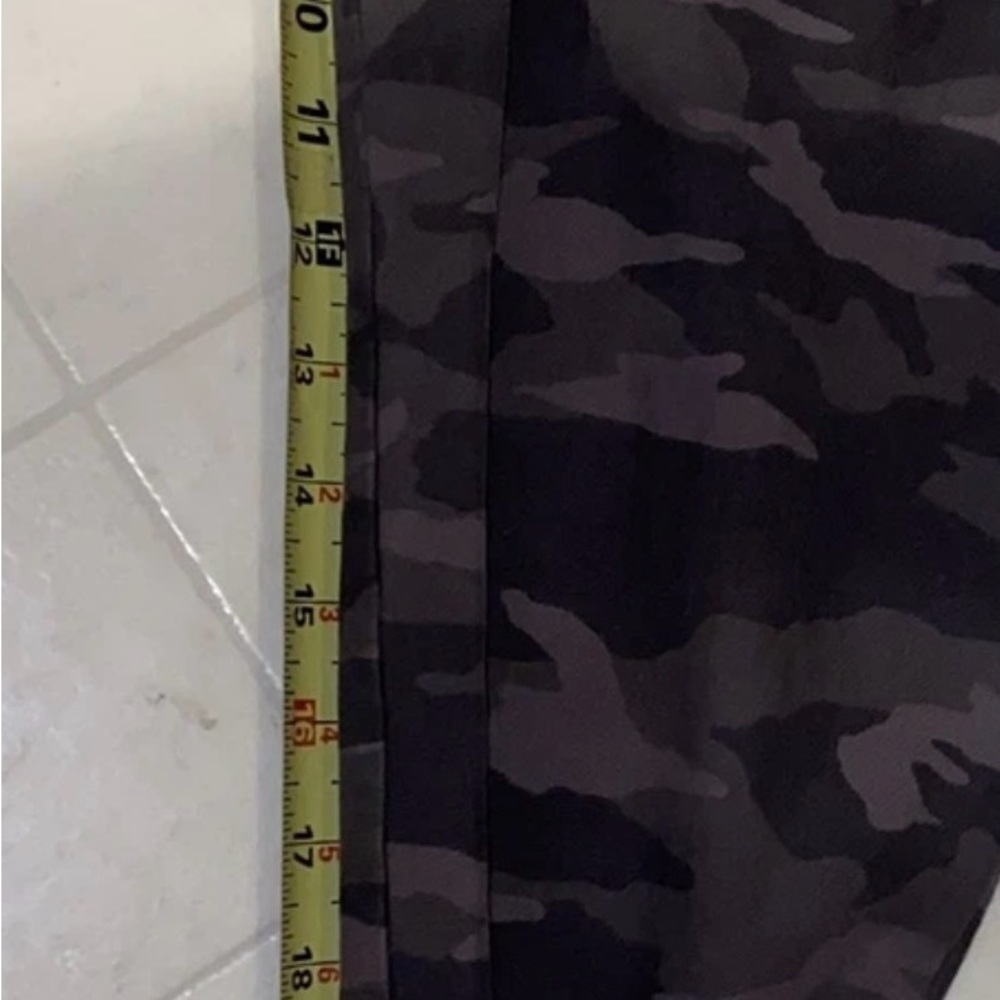 Athleta Pants Women’s 12 Green Camo Farallon Jogger Casual - Picture 6 of 6
